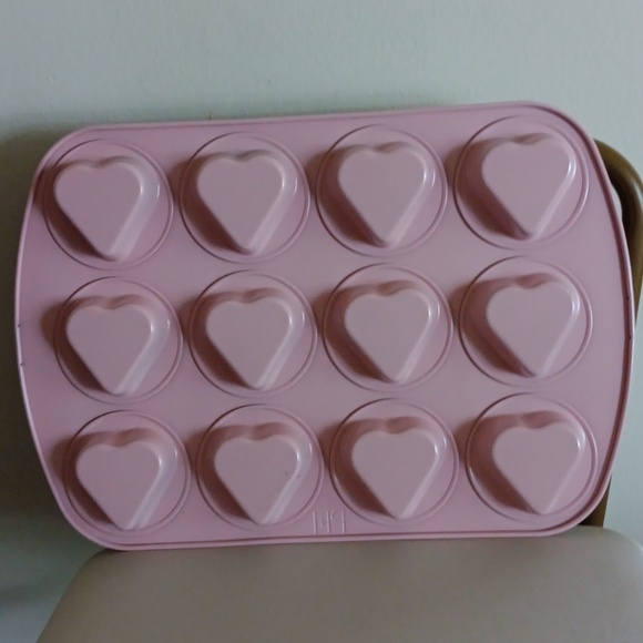 New!Paris Hilton Pink Mini Heart Cake Pan - Picture 2 of 3